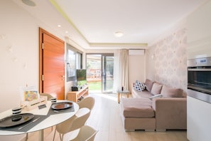 Smart TV - Glaros Twin, Flats w. Private Garden near Beach
(Daratsos)