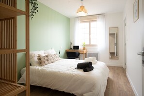 4 bedrooms, iron/ironing board, WiFi, bed sheets