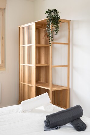 4 bedrooms, iron/ironing board, WiFi, bed sheets - Le Noyer : Moderne - Spacieux - Parking (Montaigu-Vendée)