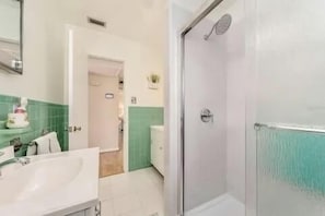 Een douche, een haardroger, handdoeken, toiletpapier