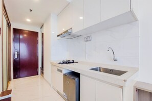 Studio | Private kitchen | Full-size fridge, stovetop - Great Choice And Homey Studio Room Sky House Bsd Apartment (Pagedangan)