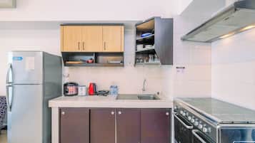 Apartamento | Cocina privada | Frigorífico, placa de cocina, arrocera y mesa de comedor