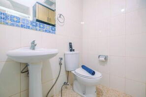 Apartment | Bathroom | Shower, towels, soap, shampoo - Homey And Warm 1Br Apartment At Ambassade Kuningan (Jakarta)