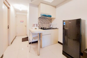 Apartment | Private kitchen | Fridge, stovetop, electric kettle, rice cooker - Cozy And Simply Look 2Br 19 Avenue Apartment (Tangerang)