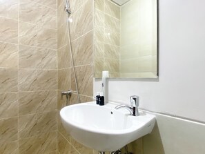 Studio | Salle de bain | Douche, serviettes fournies, savon, shampoing