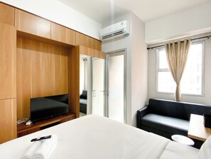 Desk, free WiFi - Cozy And Simply Studio Transpark Juanda Bekasi Timur Apartment (Bekasi)