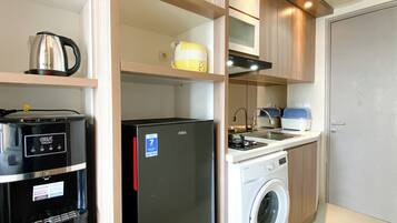 Studio | Private kitchen | Fridge, stovetop, electric kettle, rice cooker