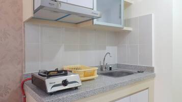 Estudio | Cocina privada | Frigorífico pequeño, placa de cocina y arrocera