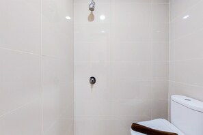 Studio | Badezimmer | Dusche, Handtücher, Seife, Shampoo