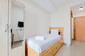 Desk, free WiFi - Cozy Studio (No Kitchen) Apartment B Residence (Pagedangan)