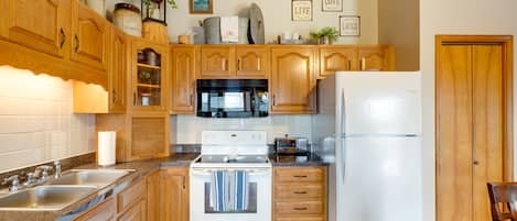 Refrigerador, parrilla de estufa, lavavajillas y cafetera y tetera