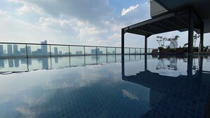 A rooftop infinity pool with a city skyline view. - Nice And Comfort 1Br At 25Th Floor Samara Suites Apartment (Jakarta)