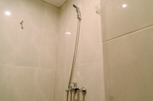 Studio | Bathroom | Shower, towels, soap, shampoo