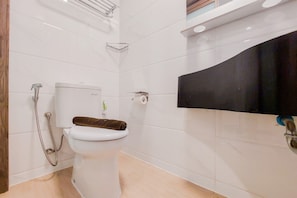 Studio | Bathroom | Shower, towels, soap, shampoo