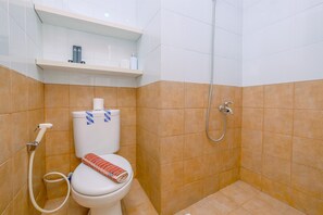 Studio | Bathroom | Shower, towels, soap, shampoo - Fancy And Nice Studio (No Kitchen) At Green Pramuka City Apartment (Jakarta)