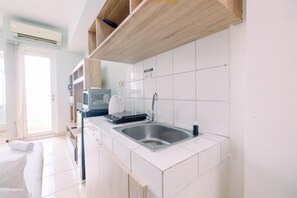 Private kitchen - Comfy Studio Springlake Summarecon Bekasi Apartment (Bekasi)