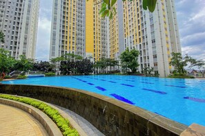 Outdoor pool - Comfy Studio Springlake Summarecon Bekasi Apartment (Bekasi)