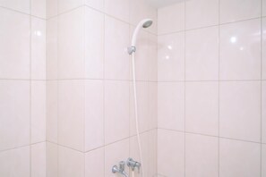 Estúdio | Banheiro | Chuveiro, toalhas de banho, sabonete, shampoo