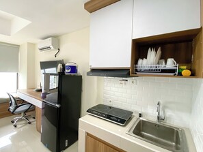 Private kitchen - Cozy Living Studio Pollux Chadstone Apartment (Cikarang)