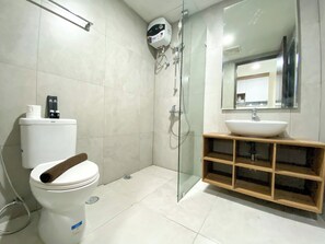 Studio | Bathroom | Shower, towels, soap, shampoo