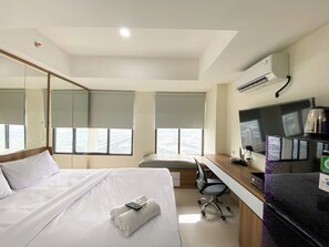 Studio | 1 bedroom, desk
