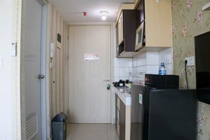 Estudio | Cocina privada | Frigorífico, placa de cocina, hervidor eléctrico y arrocera