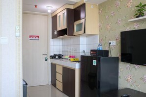 Estudio | Cocina privada | Frigorífico, placa de cocina, hervidor eléctrico y arrocera