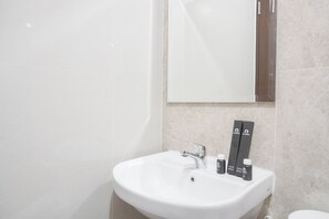 Studio | Salle de bain | Douche, serviettes fournies, savon, shampoing