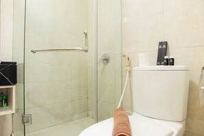 Shower, towels, soap, shampoo - Fabulous 1Br The Mansion Kemayoran Apartment (Jakarta)