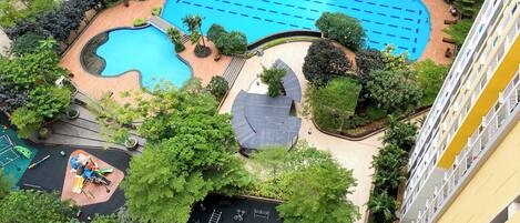 Una piscina al aire libre