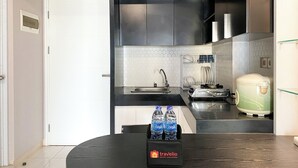 Großer Kühlschrank, Herdplatte, Wasserkocher