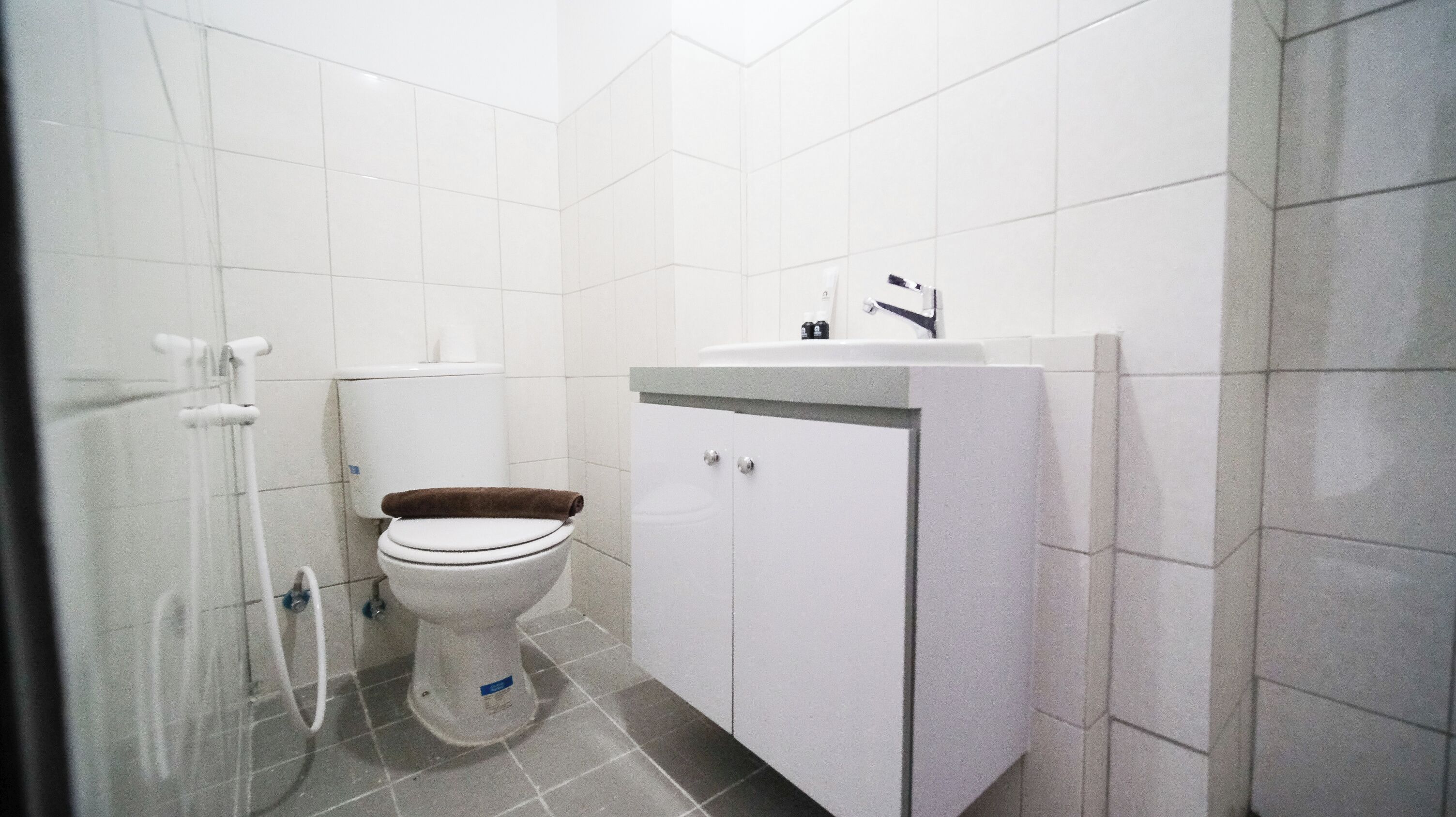 Ein Badezimmer mit Toilette, Waschbecken und Dusche.