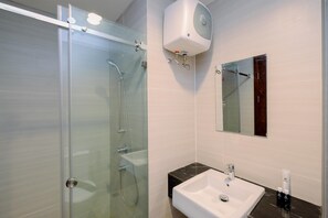 Shower, free toiletries, towels, soap - Homey And Wonderful Studio At West Vista Apartment (Jakarta)
