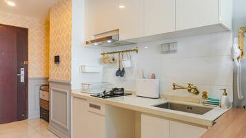 Apartamento | Cocina privada | Frigorífico grande, placa de cocina y hervidor eléctrico