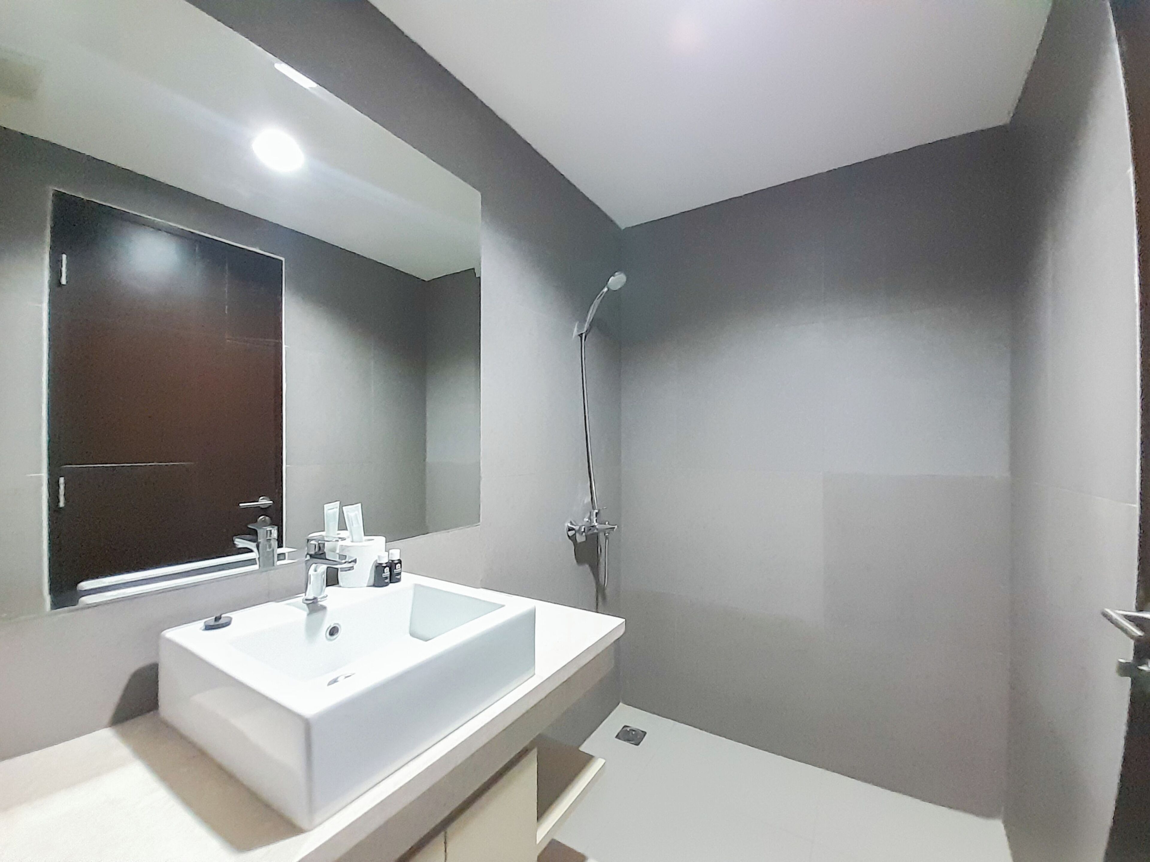 Studio | Bathroom | Shower, free toiletries, towels, soap