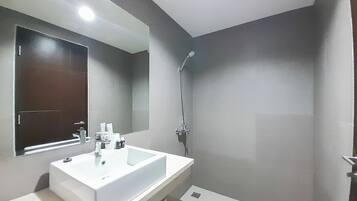 Studio | Bathroom | Shower, free toiletries, towels, soap