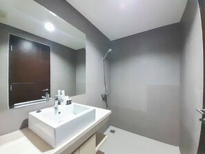 Studio | Bilik Mandi | Pancuran mandi, kelengkapan dandanan diri percuma, tuala disediakan