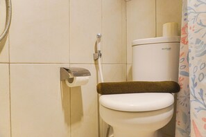Studio | Bathroom | Shower, free toiletries, towels, soap