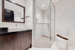 Apartamento | Baño | Ducha, artículos de higiene personal gratuitos, toallas y jabón