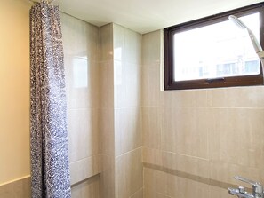 Lägenhet | Badrum | Dusch, gratis toalettartiklar, handdukar och tvål
