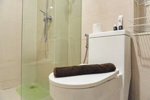 Studio | Bathroom | Shower, free toiletries, towels, soap - Strategic And Nice Studio At Daan Mogot City Apartment (Jakarta)