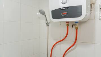 Studio | Bathroom | Shower, free toiletries, towels, soap