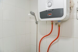 Studio | Bathroom | Shower, free toiletries, towels, soap - Strategic And Warm Studio At Bassura City Apartment (Jakarta)