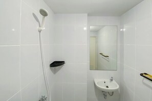 Apartment | Bathroom | Shower, free toiletries, towels, soap