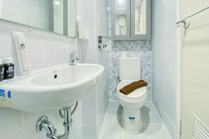 Studio | Kylpyhuone | Suihku, ilmaiset hygieniatuotteet, pyyhkeet, saippua