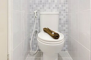 Studio | Bathroom | Shower, free toiletries, towels, soap