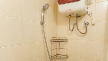 Zona de ducha con ducha de mano, calentador de pared y lavamanos en esquina con estante metálico.