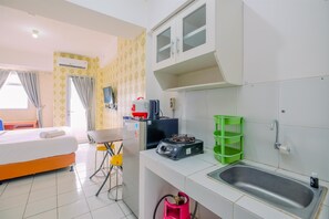 Estudio | Cocina privada | Refrigerador, parrilla de estufa y arrocera 