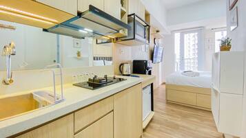 Frigobar, placa de cocina, arrocera