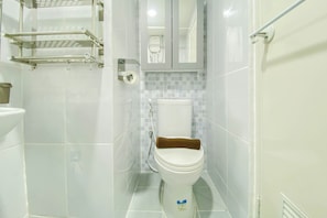 Studio | Salle de bain | Douche, articles de toilette gratuits, serviettes fournies, savon